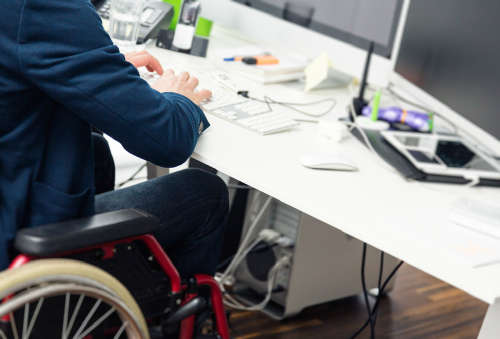 Рассказываем об основных гарантиях для работников с инвалидностью, которые обязан соблюдать работодатель..
